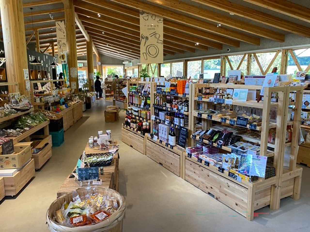 画像: 産直市場の「水の市場」。和歌山の四季の幸を楽しめる地元野菜や果物、地元企業とコラボレーションしたグロサリーなどが充実している