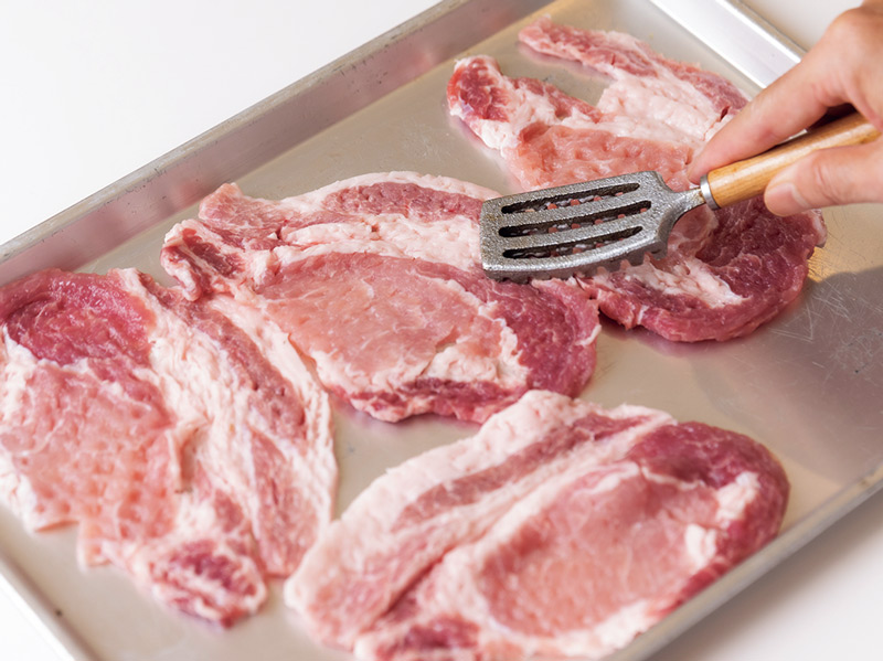 画像: 肉をたたくときは、うろこ取りを使って。兼用できるなら、道具は少ない方がいい