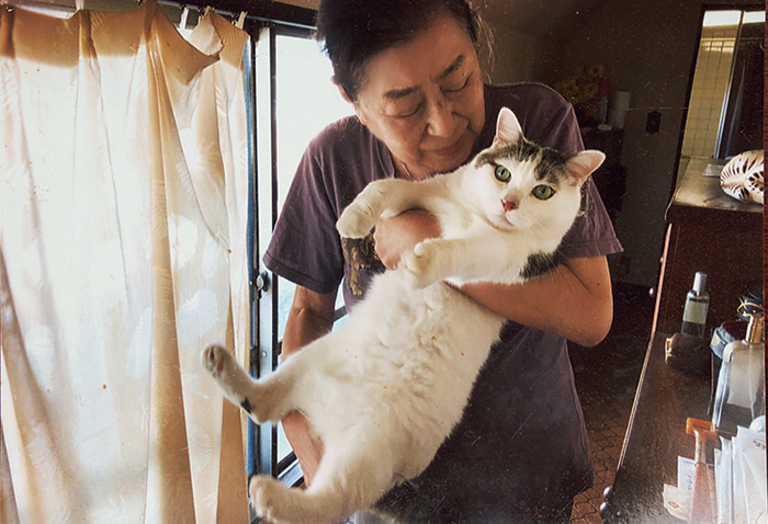 画像: 姉とチョビ。「姉妹は動物が大好きで、昔はこの土地でヤギを飼っていたほど。いつしかチョビも“養子"として５階で暮らすように」