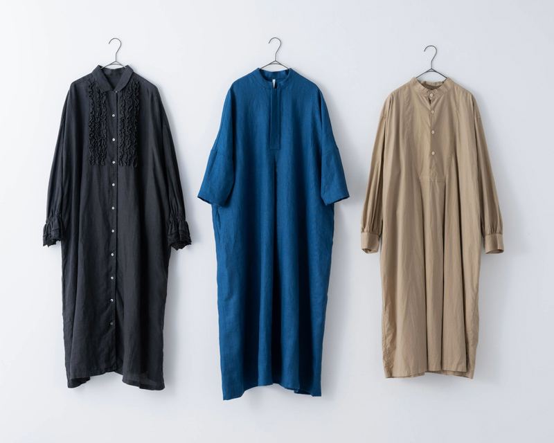 画像: 左から インクブラックのリネンワンピース 47,300円/ネストローブ ブルーのリネンヘリンボーンワンピース 48,400円/フミナ ベージュのコットンリネンワンピース 28,600円/ヴェリテクール