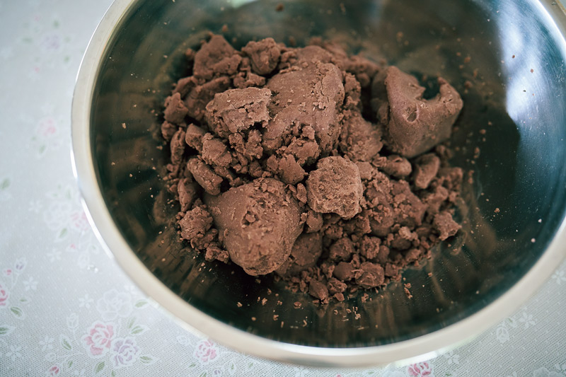 画像: 地元産の小豆でつくったこしあん。サラサラと口の中で溶け、すうーっとなくなっていく、品のいい味わい。時間があるときに大量につくり、冷凍保存をしておく