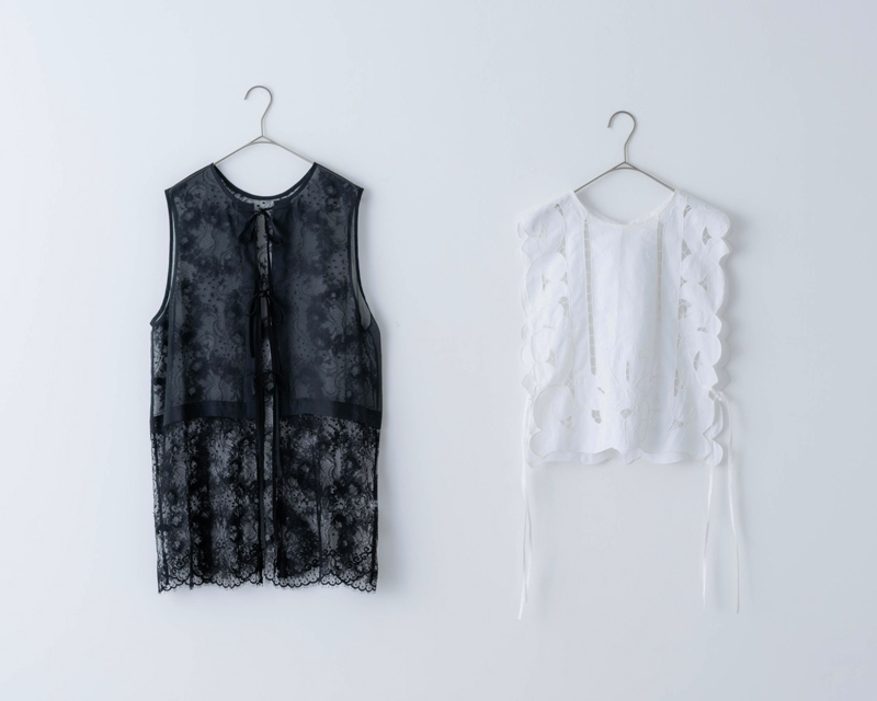 画像: 左から ブラックレースのロングジレ　48,400円／エリテ（ケイエムディファーム） ホワイトのヴィンテージパーツジレ　30,800円／エリテ（ケイエムディファーム）