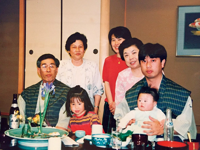 画像: 弟を抱く父。「父は、『良太は染色体が1本多くて人と違う。隕石が来て人類は滅亡しても、良太は生き残る。そんな子を育てて誉れや』と」