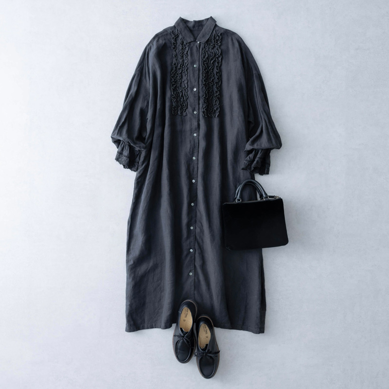 画像: ワンピース 47,300円/ネストローブ バッグ 35,200円/アデュートリステス シューズ 32,780円/トラクト チロル(セムインターナショナル)