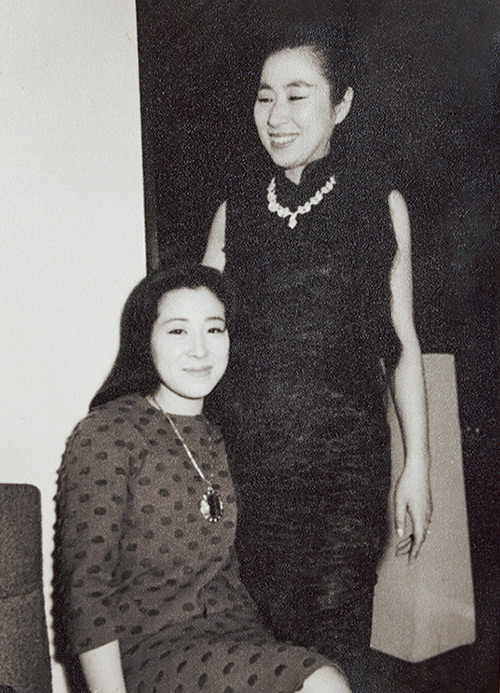 画像: 東京の新居の大家として出会った姉妹。右が姉、左が妹。東京で生まれ育ち、銀座で店を営むなど華やかに過ごした。「姉はとにかく自由。妹はほんのちょっとだけ、控えめかな」