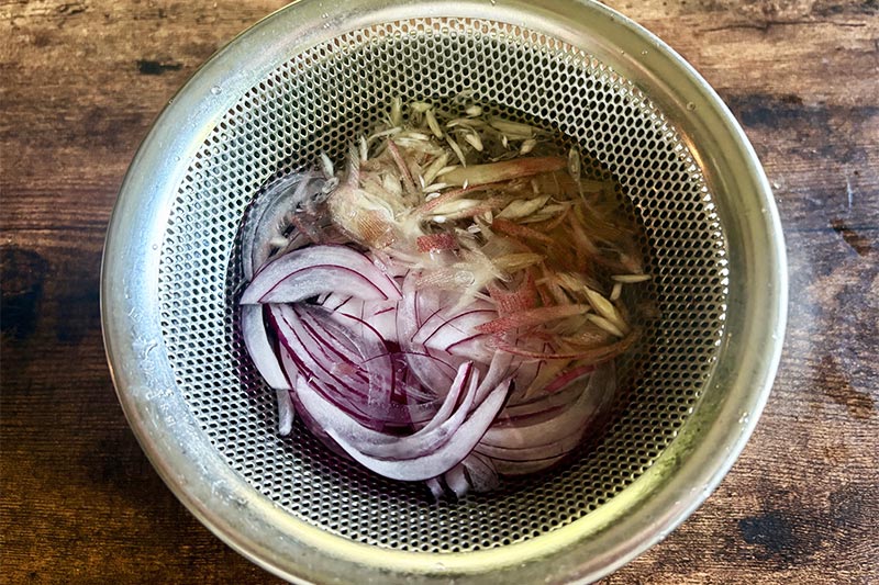 画像1: お惣菜ショップで見つけた“感動の味”を再現!「とうもろこしと油揚げのサラダ」のつくり方。柚子こしょう香るボリューム満点のごちそうサラダ|本多理恵子の「50代からは“手抜き”と“息抜き”」
