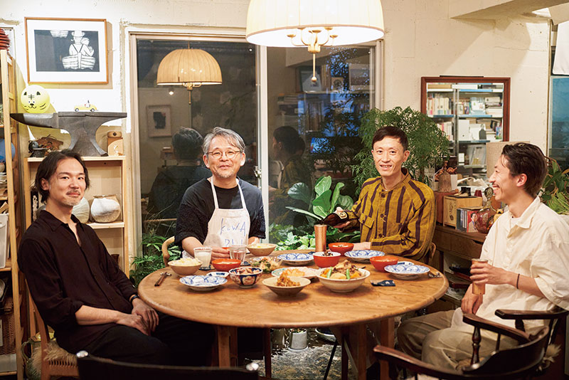画像: “家族”的メンバーは何人かいるけれど、中心的な4人。左から、隣のビルの設計事務所に勤務する森健佑さん、麻生さん、青山で「ヘイデンブックス」を営む林下英治さん、マンション内に設計デザイン事務所を構える笹谷崇人さん