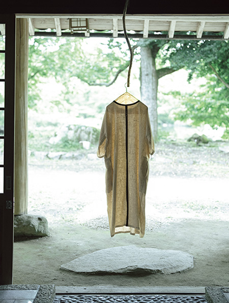 画像: 麻と絹の布で仕立てたワンピース。「生地には僕が刺し子みたいにして模様を加えています」。残布を活用して子ども服も制作
