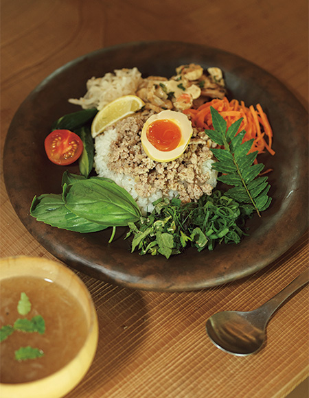 画像: 愛さんが用意してくれたランチプレート。庭のディルやルッコラなどのハーブ、季節の野菜がたっぷり。豊かな香りも味わいに