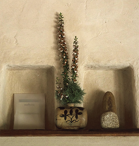 画像: 庭の植物を活けるのも、愛さんの楽しみ。「野趣に富んだ草花が好きですね。毎日庭で自由に遊ばせてもらって感謝です」