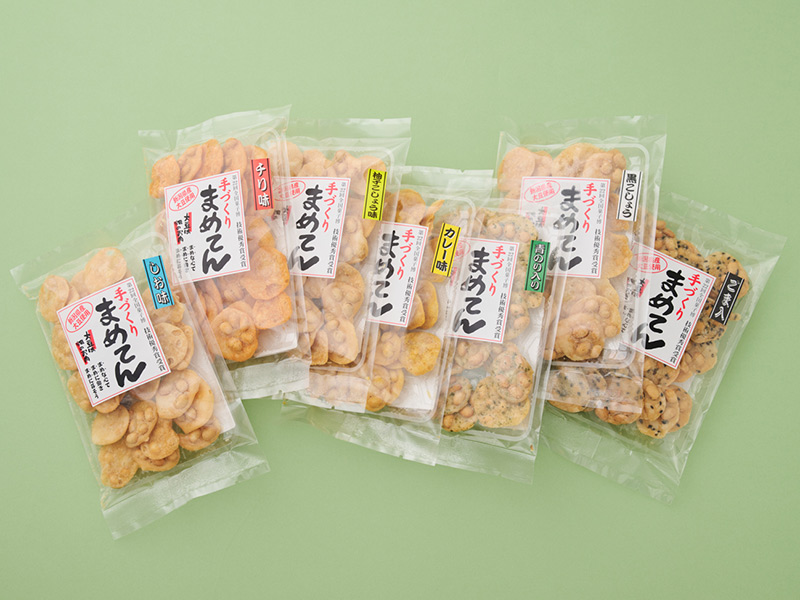 画像: しお味、チリ味、柚子こしょう味、カレー味、青のり入り、黒こしょう味、ごま入りの定番7種類