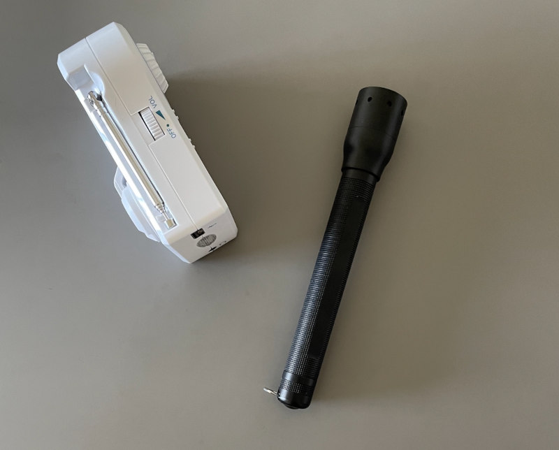画像: 区のカタログで選んだラジオと玄関に置いている懐中電灯（電池式）
