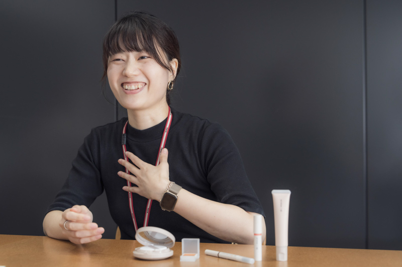 画像: 100近くあるメイクアップ用品を担当。「すべてに私の愛が詰まっています!」と伊東さん