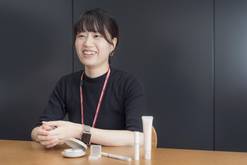 画像: ヘルス&ビューティー担当 伊東悠子さん 「肌をいたわる処方のメイクアイテム揃いです。私が愛用している、お気に入りをご紹介しますね」