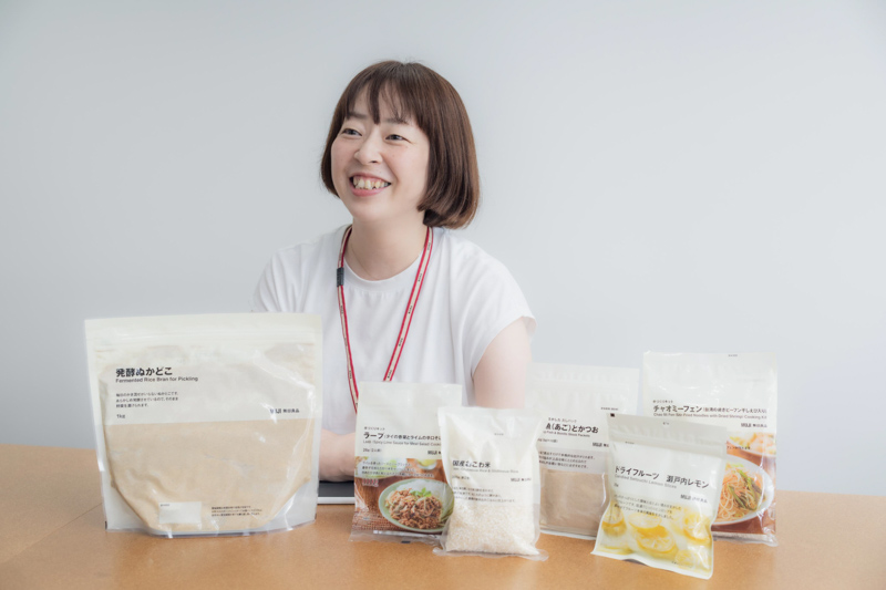 画像: 食品部 菓子担当 堀江五月子さん 「私が家で常備している食品がこちらです。おいしいものばかりなので、ぜひお試しを!」