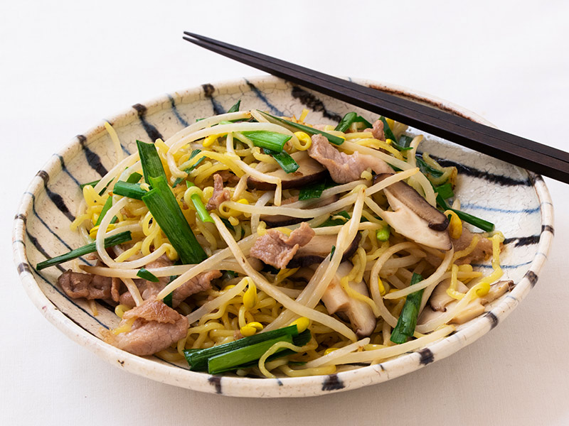 画像: 栄養をしっかり摂れる 昼の献立「豚肉とにらの塩焼きそば」のつくりかた