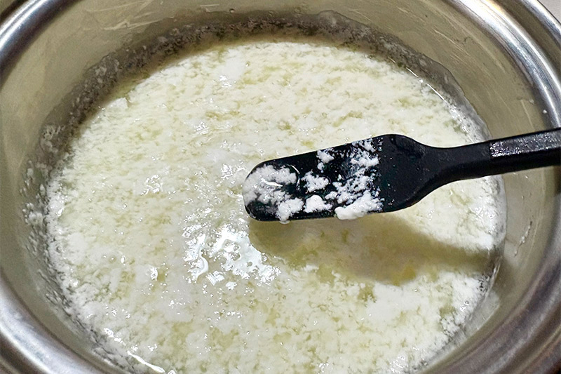 画像2: かんたん「カッテージチーズ」のつくり方。牛乳と“好みのお酢”でサラダもオードブルも断然おしゃれに｜本多理恵子の「50代からは“手抜き”と“息抜き”」