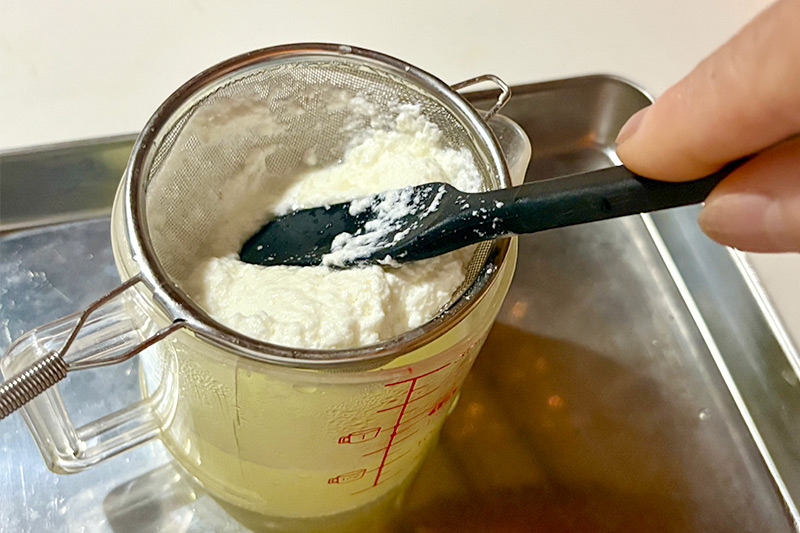画像: へらなどでチーズを押しながら、しっかりと水気を切るのがおすすめです