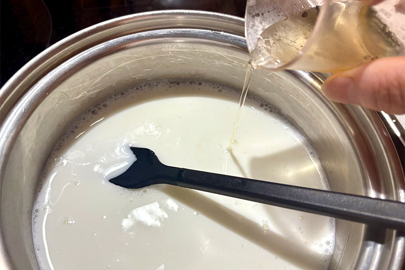 画像1: かんたん「カッテージチーズ」のつくり方。牛乳と“好みのお酢”でサラダもオードブルも断然おしゃれに｜本多理恵子の「50代からは“手抜き”と“息抜き”」