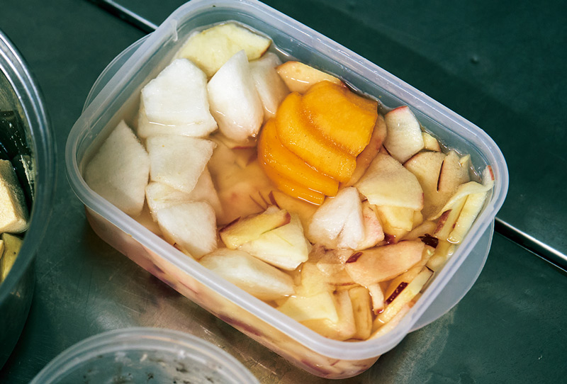 画像: 秋の果物、なし、柿、りんごを甘酢で漬けた。それぞれの甘さが引き立ち、味わいもさわやか