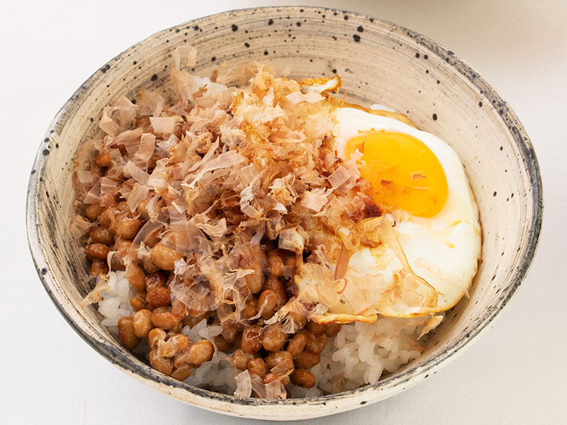 画像1: 栄養士が考える“バランスのいい”かんたん献立「焼き納豆丼」と「夏野菜の浅漬け」のつくり方。タンパク質と野菜たっぷり!/母めし研究所・大久保久江さん