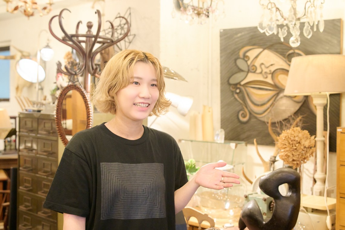 画像: 勤続6年の月岡さん。「気軽に取り入れられて、インテリアのアクセントになるものをご紹介します!」