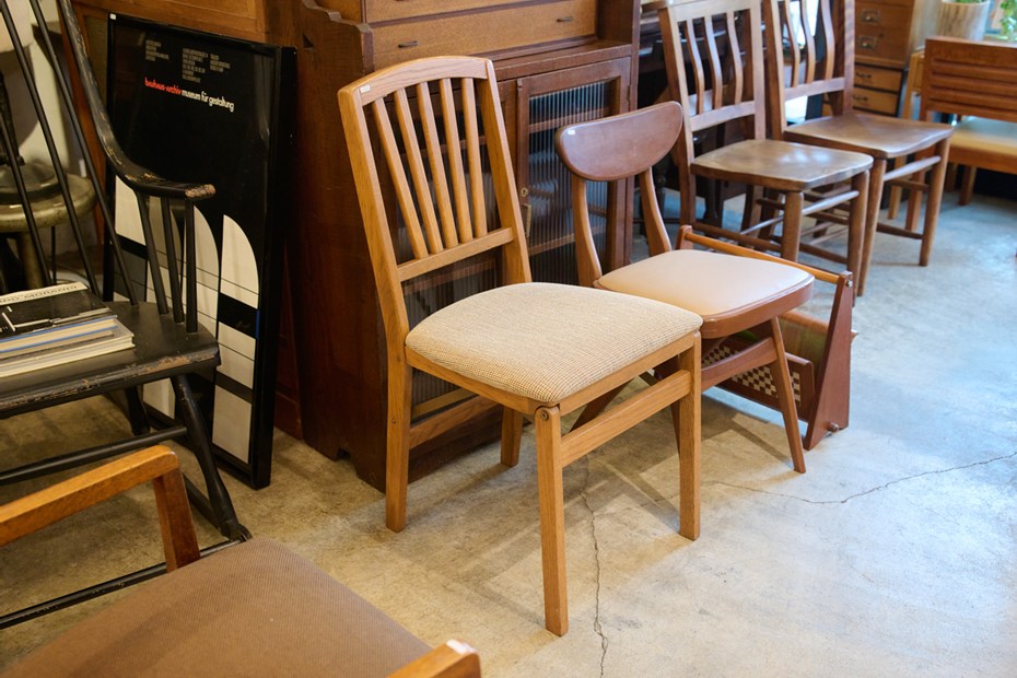 画像: 椅子も店の人気アイテム。手前はアメリカ製で、折り畳みが可能。隣は、1960~70年代のマルニ木工の「デルタチェア」