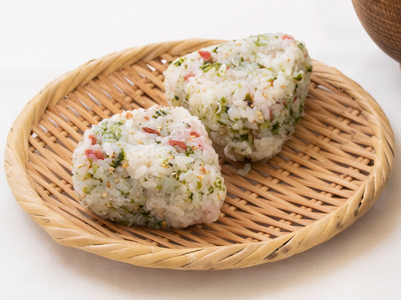 画像: 食欲のわくおいしさ じゃこ、梅、あおさ、ごまのおにぎりのつくり方
