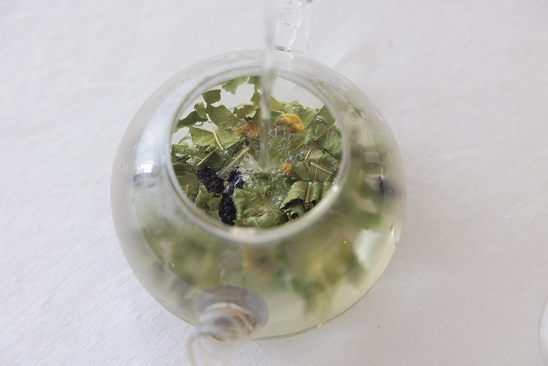 画像: 自家製の菊花茶、くわの実茶、くわの葉茶のブレンド。茶葉に熱湯を注ぎ、3分ほど蒸らす。「湯を注ぎ足し、香りがなくなるまで楽しめます」