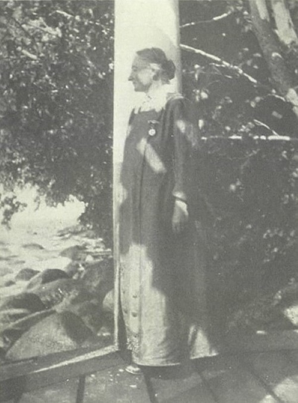 画像: 自宅でのエレン・ケイ(Ellen Key at her home,Strand. 1911)