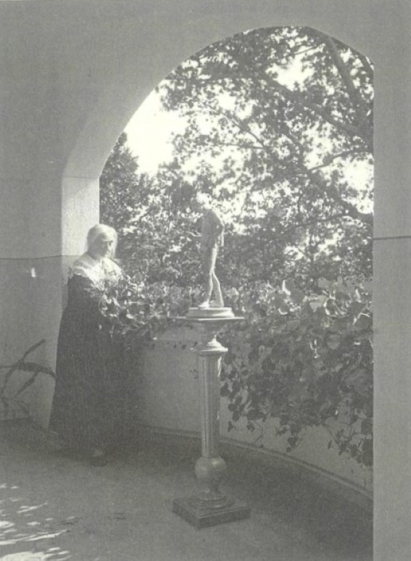 画像: 自宅でのエレン・ケイ(Ellen Key at her home,Strand. 1924)