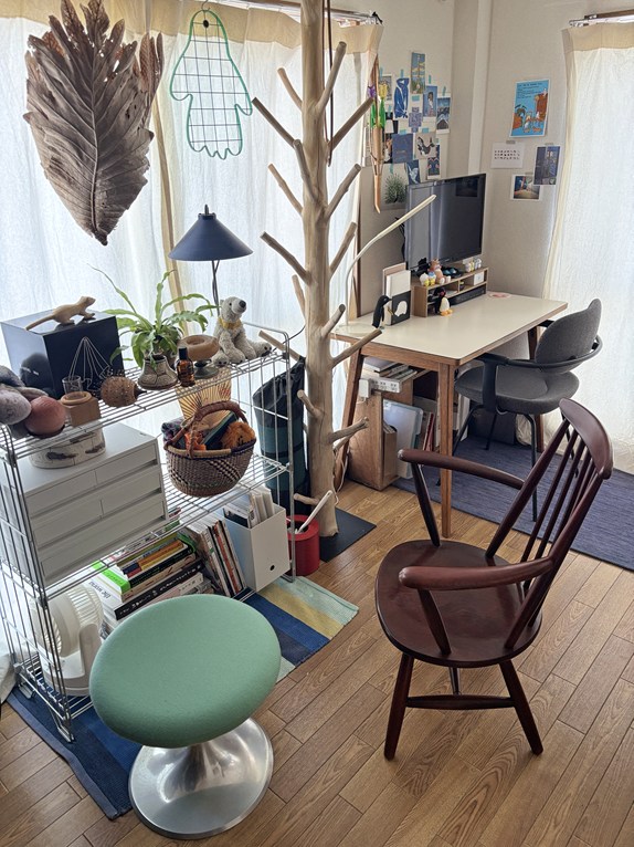 画像: 「部屋は、ほとんどが古い物でできています」と月岡さん