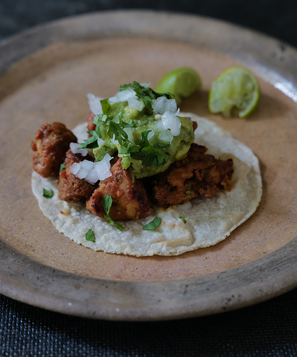 画像: Tacos de pollo adobado スパイスチキンのタコスのつくり方