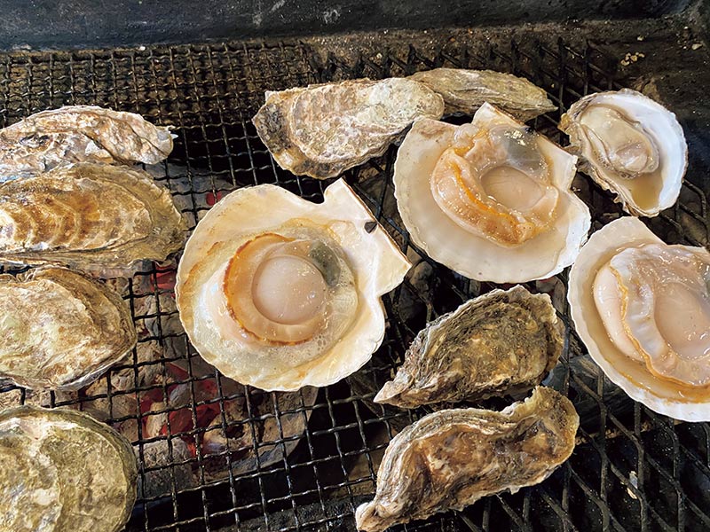 画像: 2階の魚介市場で買った新鮮な魚介を、同じく2階の「炭焼炙屋」でBBQで味わえる