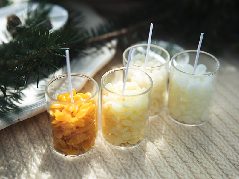 画像: 同じ“みつろう”でも、花の種類や精製の度合い、方法などそれぞれの条件により色合いは変わる