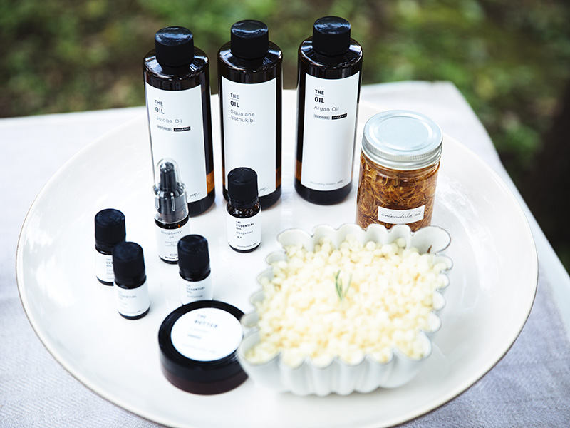 画像: 材料（直径約4cm、高さ3.5cmの耐熱ガラスびんを使用）