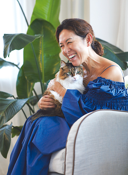 画像: 気づくと呼び寄せてひざに乗せ、なでているそう。「触れているだけで、本当にいやされます」