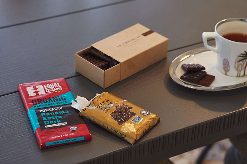 画像: おいしそうなチョコレートを見つけると、ストック。お気に入りは「アラン・デュカス」。お茶は「ROEROE」などの薬草茶を選んで