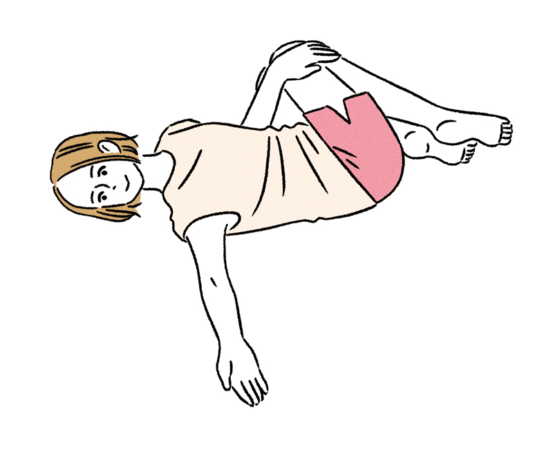 画像: 倒した足のひざは床につかなくてもOK。肩が浮かないように