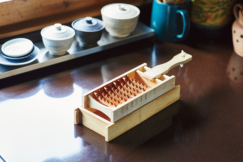 画像: 鬼おろし（白）並受け皿セット 長さ30cm／脇田工芸社