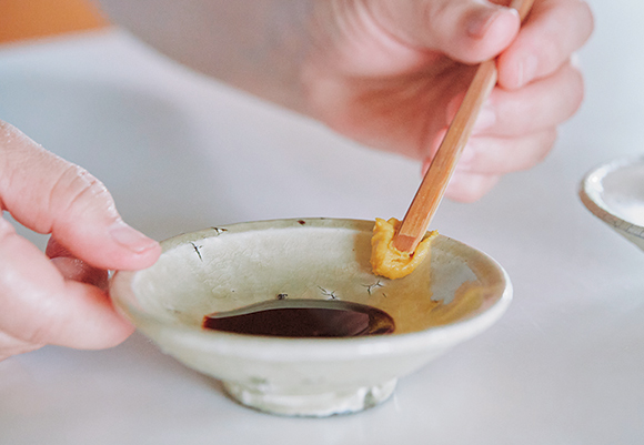 画像: 菜箸や盛りつけ箸の頭は、辛子などをぬりつけるのに便利な形状
