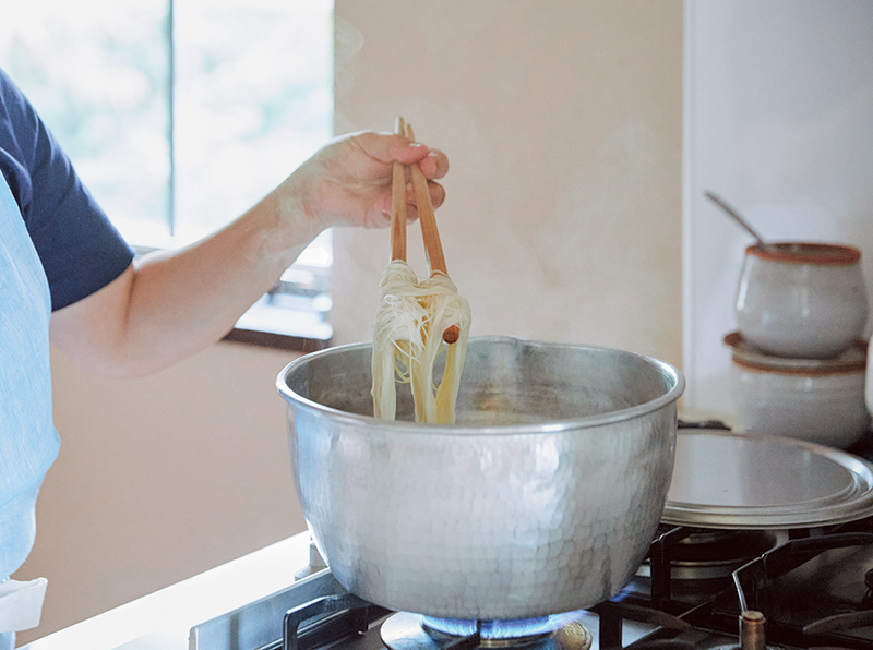 画像: 太さがあるころも箸の頭の部分を使ったら、麺をつかむのにぴったり