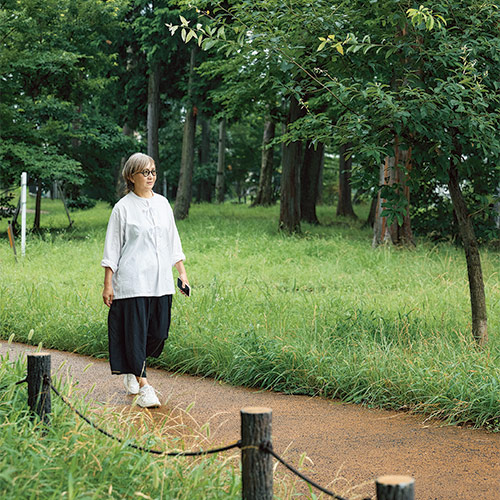 画像: 家のすぐ近くにある緑道が散歩コース。ぐるっとひとまわりするとちょうど30分ぐらいの距離