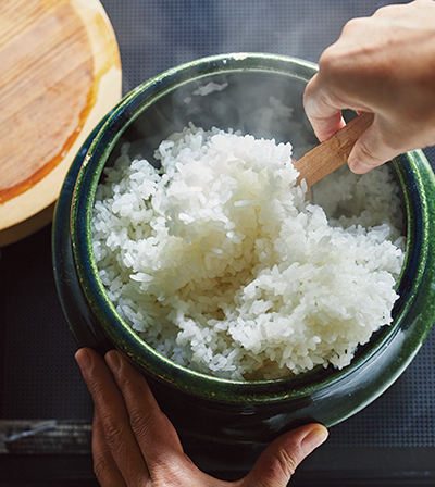 画像: 木ぶたを開けたときの湯気と香りが幸せな気持ちにさせてくれる