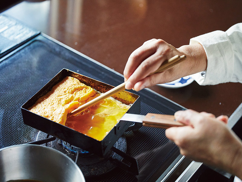 画像: 銅製の卵焼き器は熱伝導がよく、卵に素早く、ムラなく火が通るため、熱が入りすぎて固くなるといったことが起きず、だし巻きもふわふわの仕上がりになる