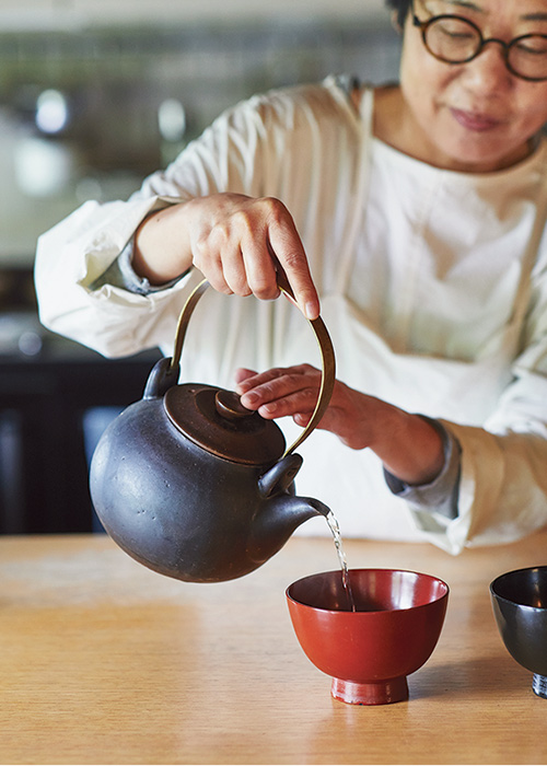 画像: 完成しただしに塩、しょうゆ、みりんを加えて味を整え、おぼろ昆布を入れた椀に注げばすまし汁の完成