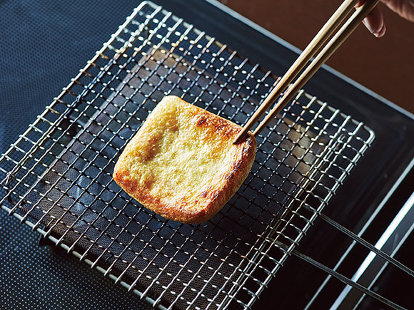 画像: 職人が編み上げる焼き網。「じゅうじゅうという音にほのぼのします」