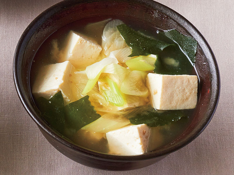 画像: 疲労回復にいい夜ごはん 長ねぎ、豆腐、わかめの味噌汁のつくり方