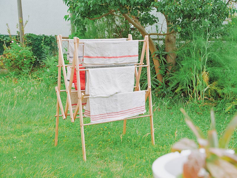 画像: 料理の仕事ではどうしてもリネン類の洗濯が多くなるもの。こちらの物干しは、見た目以上に干せるので大助かり。部屋に出したままでも遜色ないデザイン