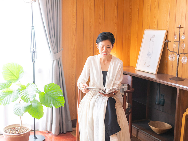 画像: 「好きな本を手に取りめくっていると、心が落ち着いてきます」。読書以外に、毎朝の愛犬との散歩も、心身を整えるための大切な習慣にしている